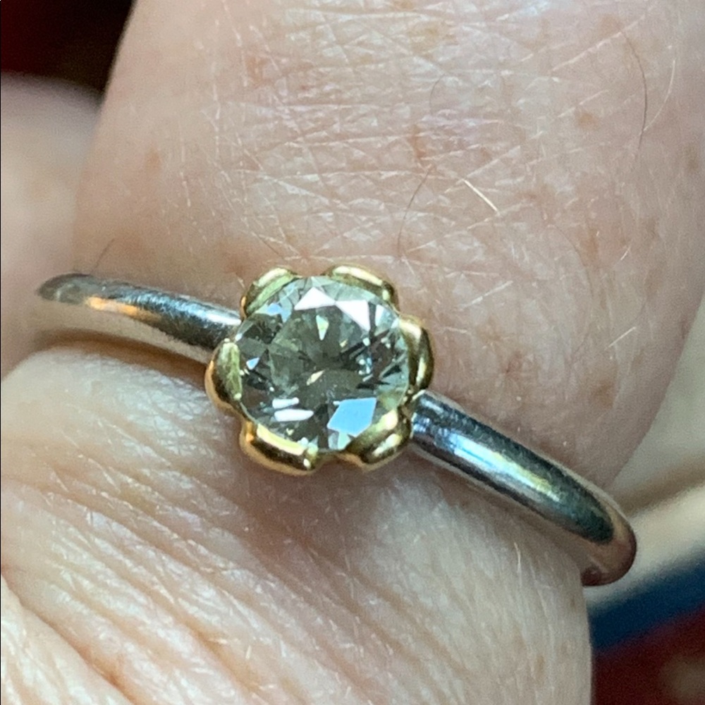 💍🦋PLATINUM, 18kt & DIAMOND SOLITAIRE RING.